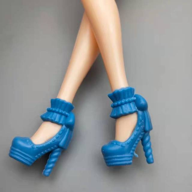 6 par niebieskich butów na wysokim obcasie dla lalek Barbie - trampki, sandały, księżniczka - moda dla lalek - Wianko - 4