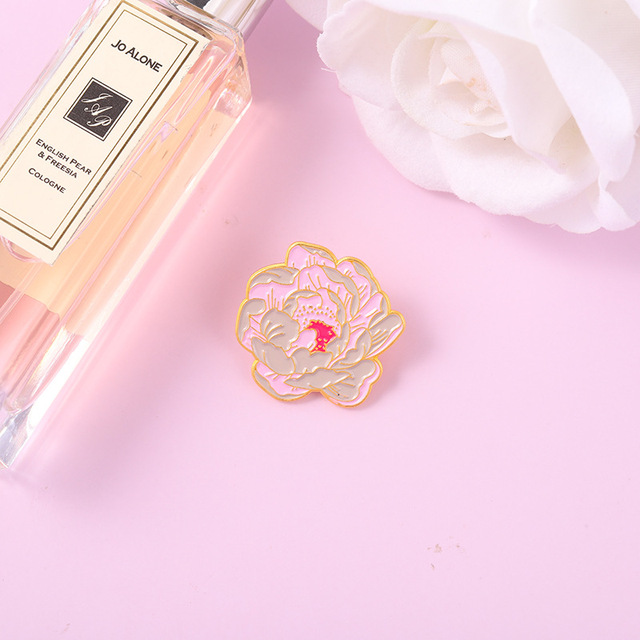 Literacka broszka metalowa z kwiatem, emaliowana w różowy kolor - idealna biżuteria dla słodkiej kobiety - Wianko - 26