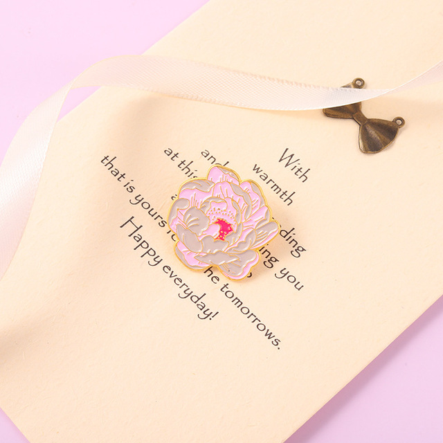 Literacka broszka metalowa z kwiatem, emaliowana w różowy kolor - idealna biżuteria dla słodkiej kobiety - Wianko - 25
