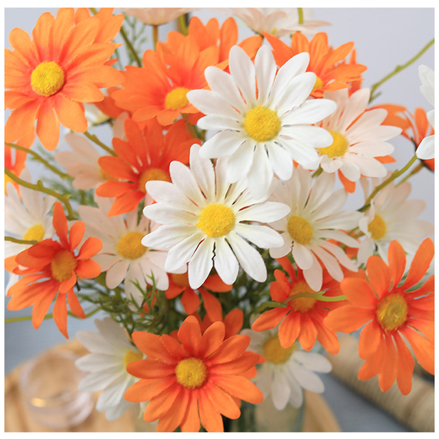 Pięć białych sztucznych kwiatów stokrotka z włókniny na długiej gałęzi w odcieniach pomarańczu i fioletu - Wianko - 2