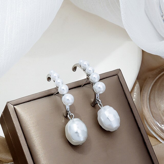 Sztuczna perła oversize w kształcie spadku - srebrne kolczyki wiszące dla kobiet o magicznym temperamentu - Wianko - 1