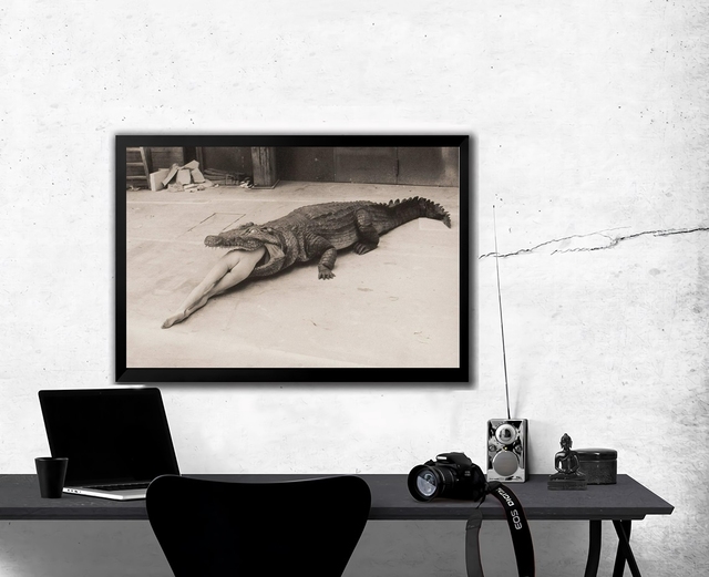 Plakat na płótnie Helmut Newton - scena z baletu Pina Bausch - krokodyl bez ramek (dekoracja ścienna) - Wianko - 3