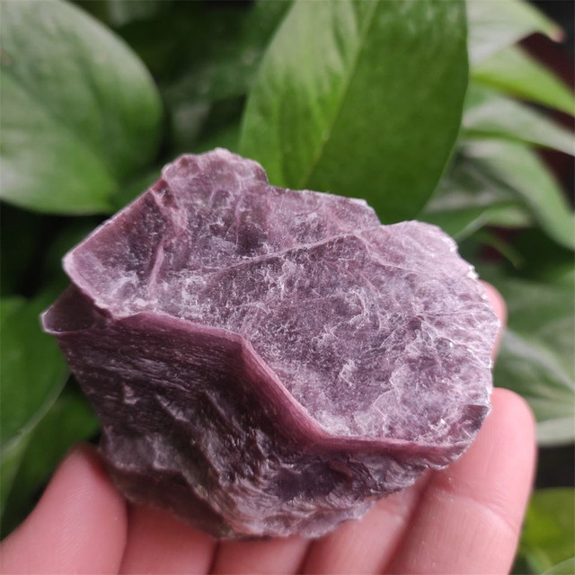 Naturalny fioletowy lepidolit - kryształ szlachetny do dekoracji wnętrza i kolekcjonowania - Wianko - 1