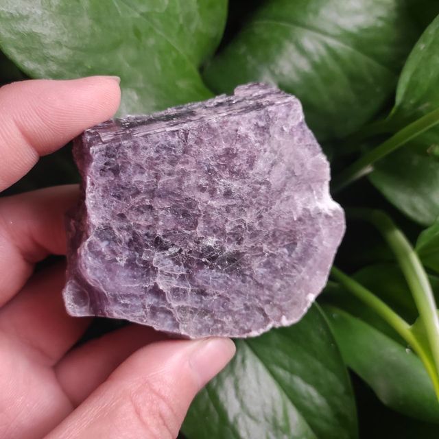 Naturalny fioletowy lepidolit - kryształ szlachetny do dekoracji wnętrza i kolekcjonowania - Wianko - 9