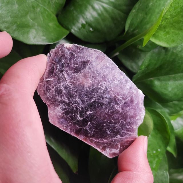Naturalny fioletowy lepidolit - kryształ szlachetny do dekoracji wnętrza i kolekcjonowania - Wianko - 8