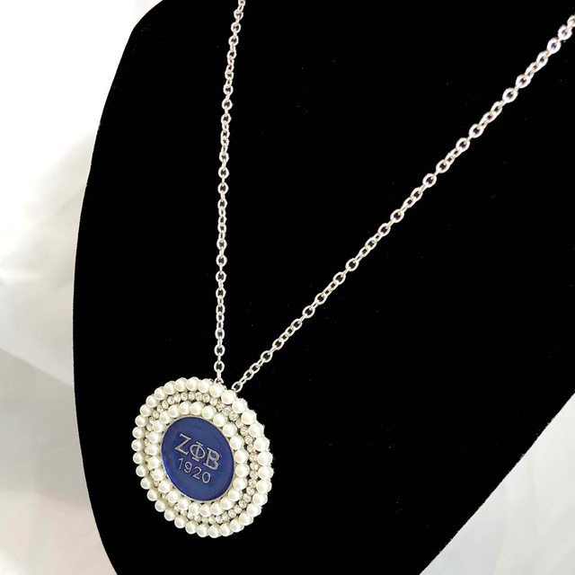 Broszka z perłą w kształcie greckiego liścia klonu, ozdobiona muszką Sorority - stylowa biżuteria damska - Wianko - 12