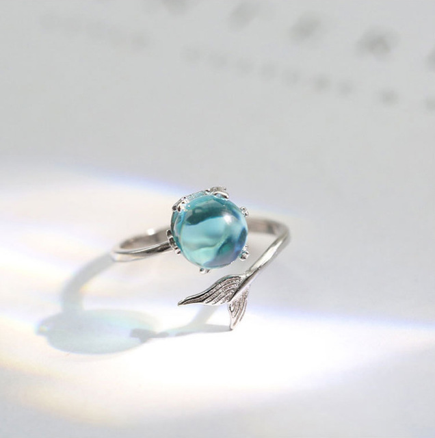 Luksusowe pierścionki zaręczynowe z niebieskim kryształem - ekskluzywna biżuteria dla wymagających kobiet - Wianko - 14