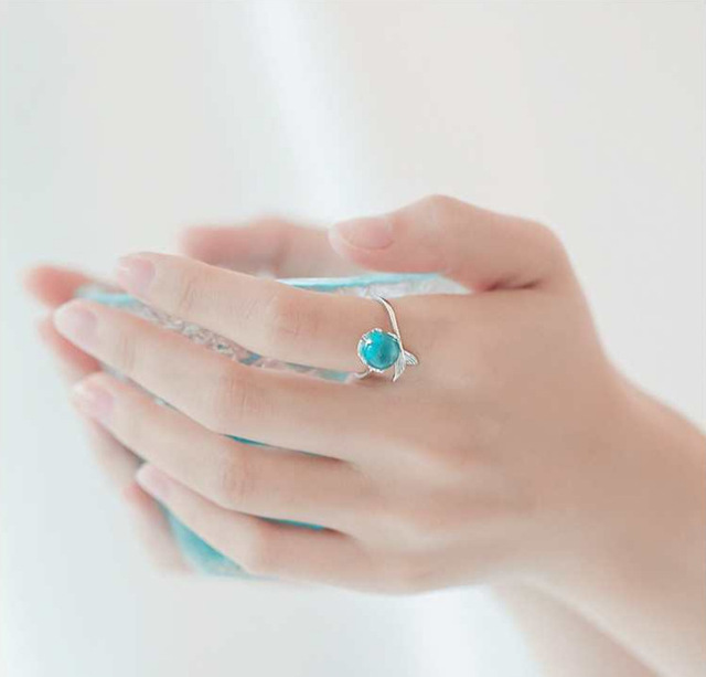 Luksusowe pierścionki zaręczynowe z niebieskim kryształem - ekskluzywna biżuteria dla wymagających kobiet - Wianko - 13