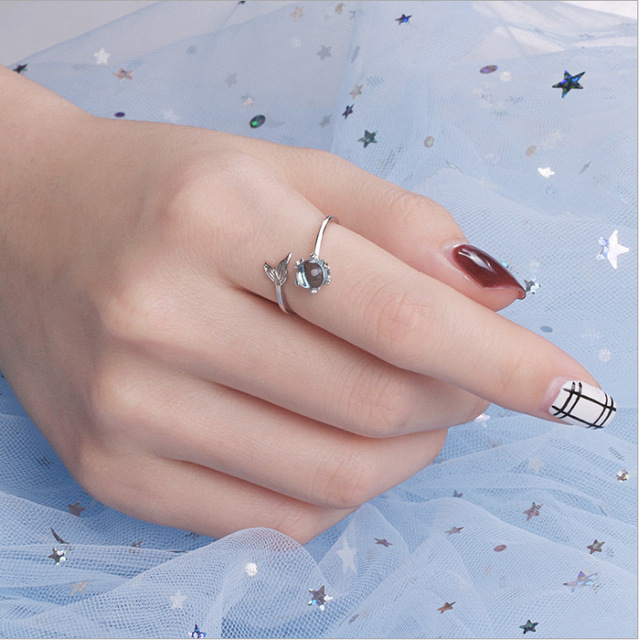 Luksusowe pierścionki zaręczynowe z niebieskim kryształem - ekskluzywna biżuteria dla wymagających kobiet - Wianko - 17