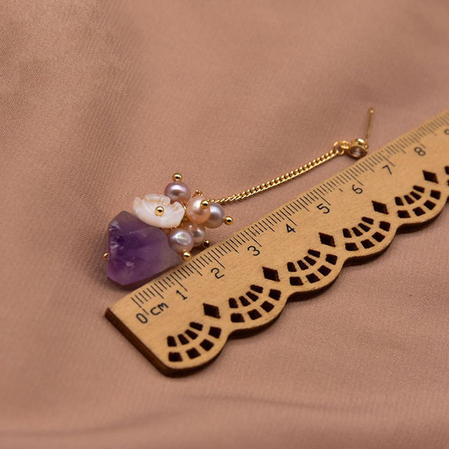 Słodka wiosna - kolczyki sztyfty 2021 z fioletowym kamieniem i prawdziwą perłą - delikatna biżuteria handmade dla kobiet - Wianko - 4