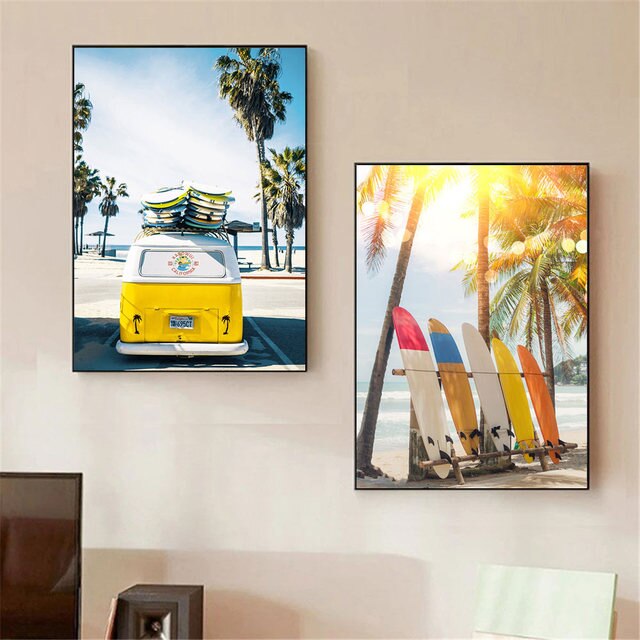 Żółty samochód plażowy na płótnie z drukiem Ocean Surf - plakat z palmami i deską surfingową, obraz artystyczny na ścianę w stylu Nordic, ozdoba salonu - Wianko - 3