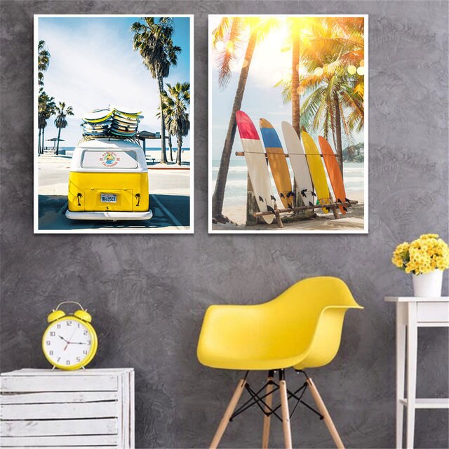 Żółty samochód plażowy na płótnie z drukiem Ocean Surf - plakat z palmami i deską surfingową, obraz artystyczny na ścianę w stylu Nordic, ozdoba salonu - Wianko - 4