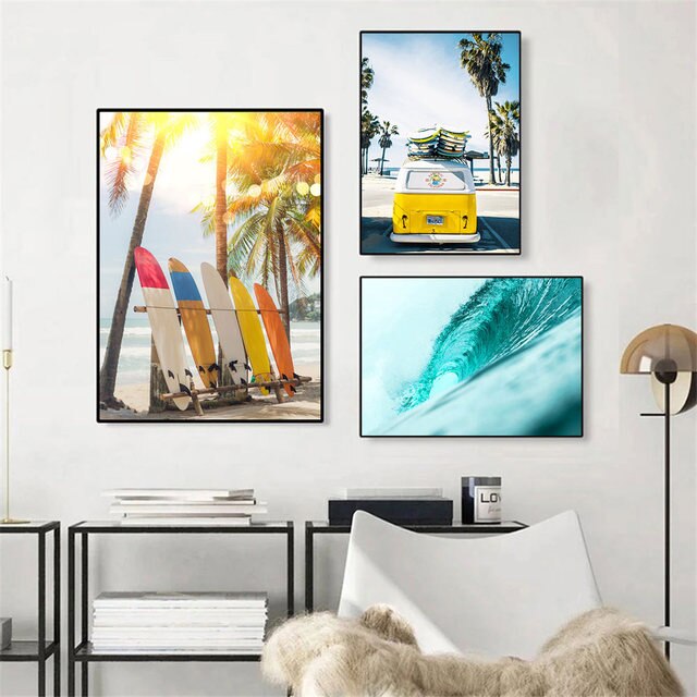 Żółty samochód plażowy na płótnie z drukiem Ocean Surf - plakat z palmami i deską surfingową, obraz artystyczny na ścianę w stylu Nordic, ozdoba salonu - Wianko - 1