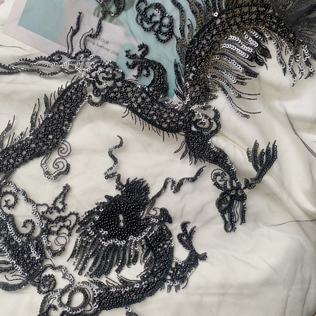 Czarna siatka haftowane frezowanie z cekinami Xiangyun smok na plecy sukienki koronki aplikacja z tkaniny (55*42CM) - Wianko - 8