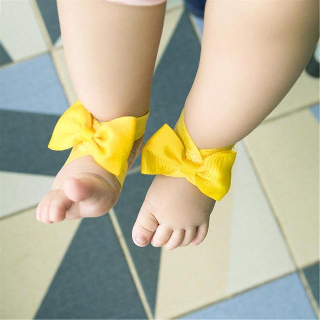 Buty dla noworodka 0-1 lat - kwiatowy wzór, jednolity kolor, ozdobione łukami - idealne do zdjęć i jako pamiątka - Wianko - 4