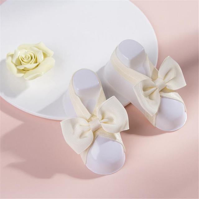 Buty dla noworodka 0-1 lat - kwiatowy wzór, jednolity kolor, ozdobione łukami - idealne do zdjęć i jako pamiątka - Wianko - 9