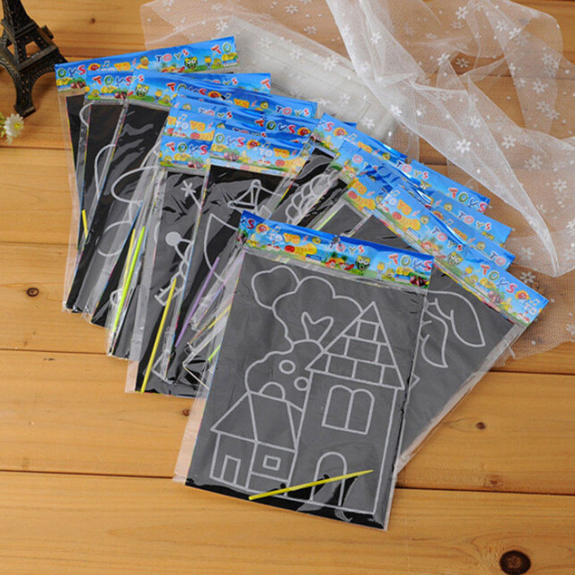 Dziecięcy papier do malowania Scratch Art o wymiarach 26.5cm x 19cm z kolorowymi i śmiesznymi rysunkami oraz rysikiem - Wianko - 3
