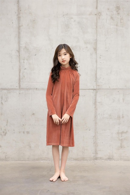 Aksamitna sukienka dla dziewcząt, wiek 2-14 lat, jesienne, z długim rękawem, z ozdobnymi marszczeniami wokół szyi, nowa kolekcja 2021 - Wianko - 2