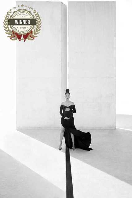Długa sukienka szyfonowa z dekoltem w szpic, trenem i przylądkiem - kobieca elegancja - Wianko - 9