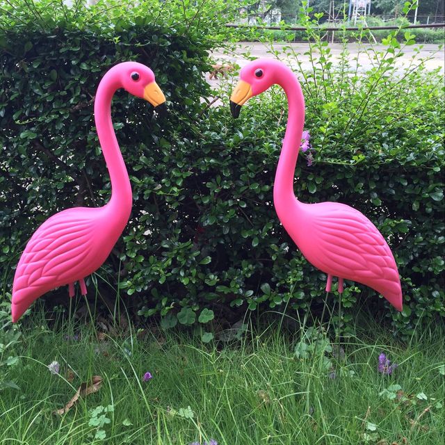 Sprzedaż zestawu 2 sztuk symulowanych flamingów plastikowych z brzuchem do ozdobienia ogrodu na trawniku - Wianko - 6