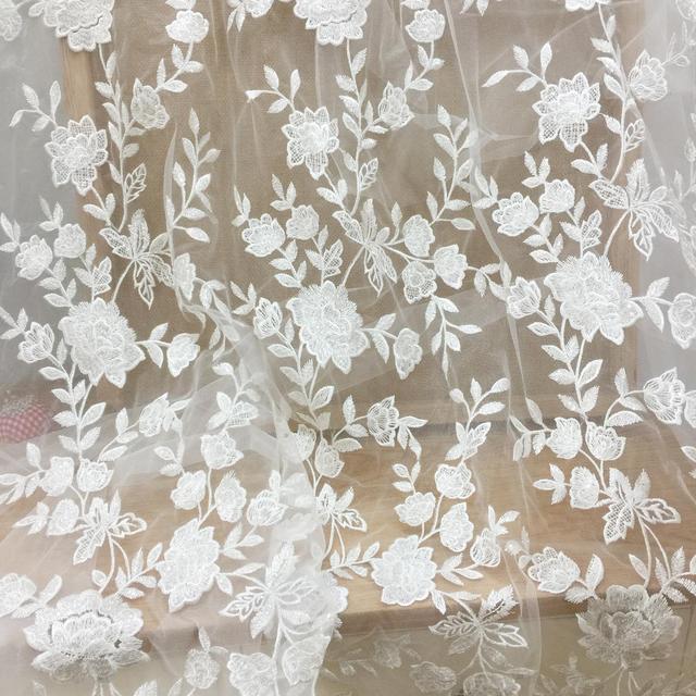 Biały jasny tiul w kwiaty z haftowaną koronką - suknia ślubna suknia ślubna wykonana z cekinowym tiulem - Wianko - 3