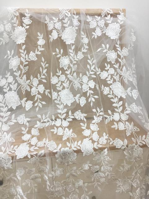 Biały jasny tiul w kwiaty z haftowaną koronką - suknia ślubna suknia ślubna wykonana z cekinowym tiulem - Wianko - 1