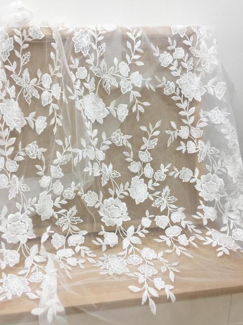 Biały jasny tiul w kwiaty z haftowaną koronką - suknia ślubna suknia ślubna wykonana z cekinowym tiulem - Wianko - 5