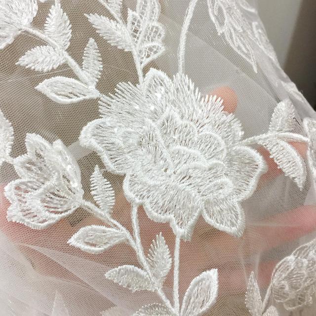 Biały jasny tiul w kwiaty z haftowaną koronką - suknia ślubna suknia ślubna wykonana z cekinowym tiulem - Wianko - 2