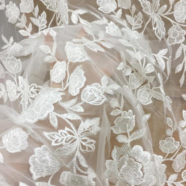 Biały jasny tiul w kwiaty z haftowaną koronką - suknia ślubna suknia ślubna wykonana z cekinowym tiulem - Wianko - 6