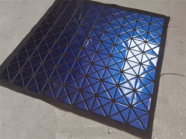 Niebieski skórzany materiał PVC imitujący styl Miyake z trójkątnymi lustrowymi odblaskowymi łatkami do samodzielnego modelowania ozdób rzemieślniczych, toreb, ubrań - Wianko - 9