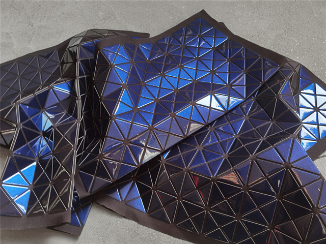 Niebieski skórzany materiał PVC imitujący styl Miyake z trójkątnymi lustrowymi odblaskowymi łatkami do samodzielnego modelowania ozdób rzemieślniczych, toreb, ubrań - Wianko - 1