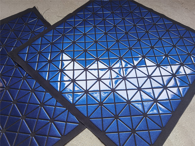 Niebieski skórzany materiał PVC imitujący styl Miyake z trójkątnymi lustrowymi odblaskowymi łatkami do samodzielnego modelowania ozdób rzemieślniczych, toreb, ubrań - Wianko - 10