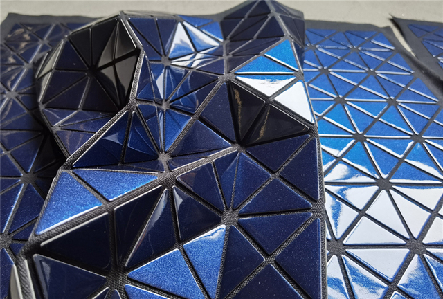 Niebieski skórzany materiał PVC imitujący styl Miyake z trójkątnymi lustrowymi odblaskowymi łatkami do samodzielnego modelowania ozdób rzemieślniczych, toreb, ubrań - Wianko - 2