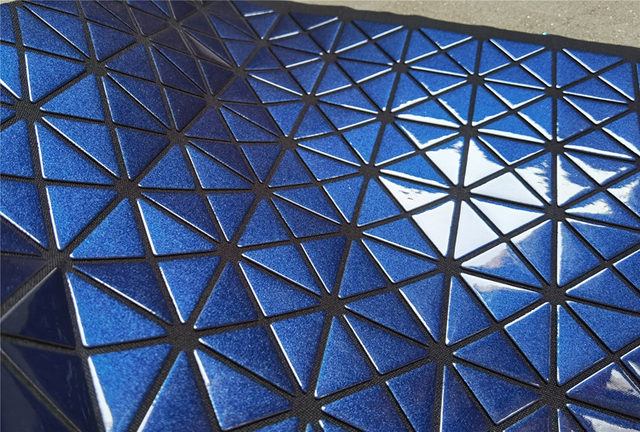 Niebieski skórzany materiał PVC imitujący styl Miyake z trójkątnymi lustrowymi odblaskowymi łatkami do samodzielnego modelowania ozdób rzemieślniczych, toreb, ubrań - Wianko - 3