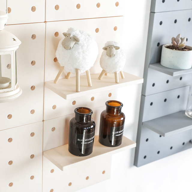 Bezdotykowa półka ścienna skandynawska minimalistyczna do salonu i sypialni z plastikowym uchwytem na talerze - dekoracja wnętrza - Wianko - 7