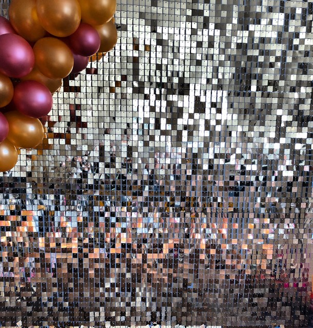 Golden Shimmer Wall Panel - dekoracyjne tło ślubne z cekinami ożywione powietrzem - Wianko - 29
