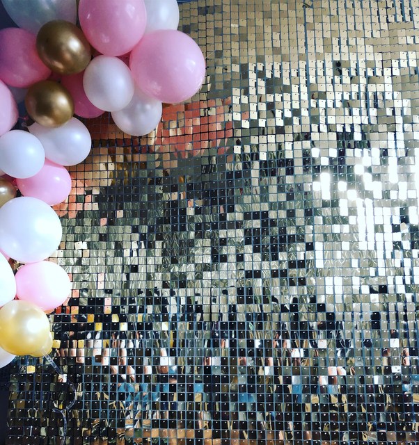 Golden Shimmer Wall Panel - dekoracyjne tło ślubne z cekinami ożywione powietrzem - Wianko - 28
