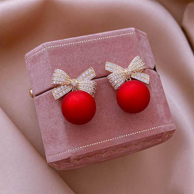 Kolczyki z cyrkonią w kształcie kokardy z drobnymi perłami - złote, czerwone, świąteczne dla kobiet - Wianko - 4