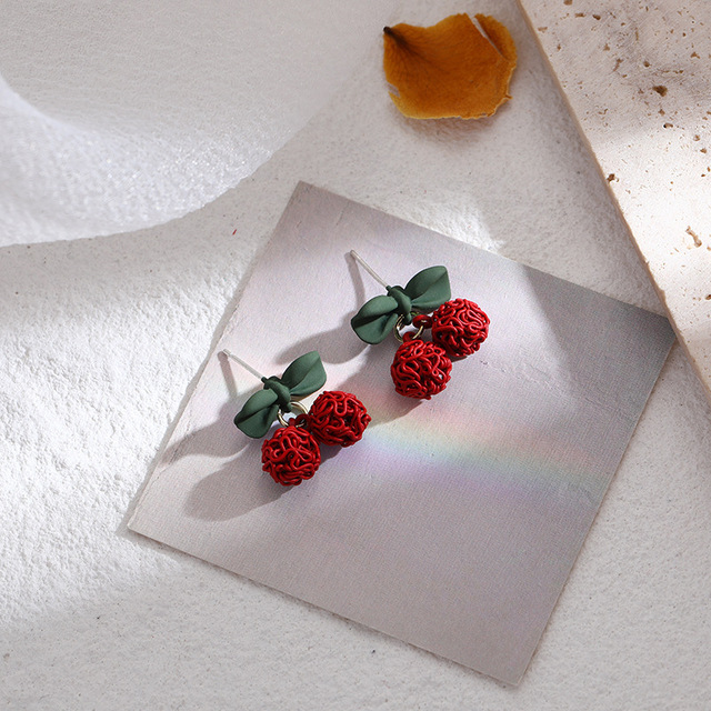 Kolczyki z cyrkonią w kształcie kokardy z drobnymi perłami - złote, czerwone, świąteczne dla kobiet - Wianko - 16