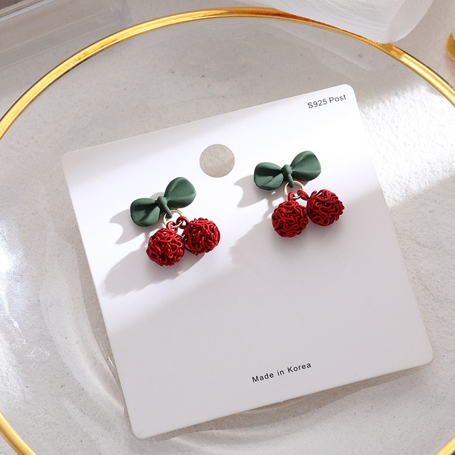 Kolczyki z cyrkonią w kształcie kokardy z drobnymi perłami - złote, czerwone, świąteczne dla kobiet - Wianko - 15