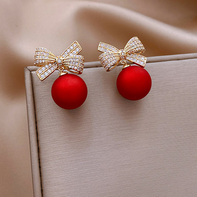 Kolczyki z cyrkonią w kształcie kokardy z drobnymi perłami - złote, czerwone, świąteczne dla kobiet - Wianko - 2