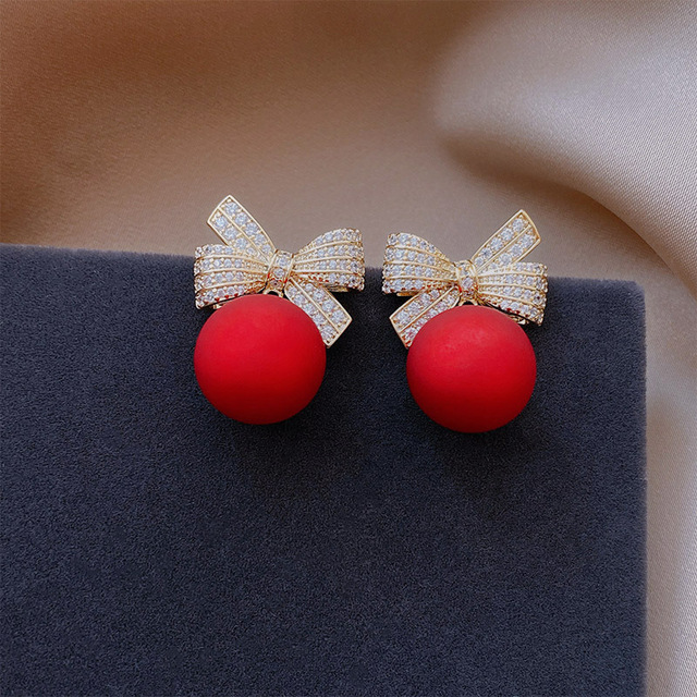 Kolczyki z cyrkonią w kształcie kokardy z drobnymi perłami - złote, czerwone, świąteczne dla kobiet - Wianko - 1