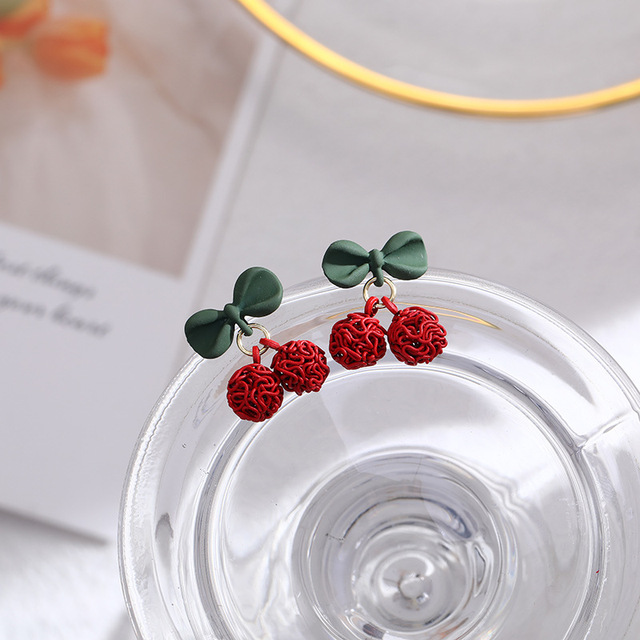 Kolczyki z cyrkonią w kształcie kokardy z drobnymi perłami - złote, czerwone, świąteczne dla kobiet - Wianko - 14