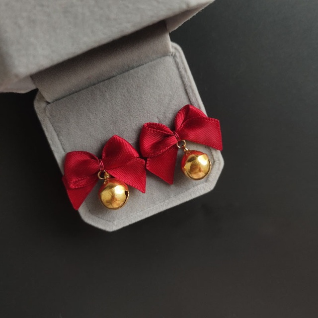 Kolczyki z cyrkonią w kształcie kokardy z drobnymi perłami - złote, czerwone, świąteczne dla kobiet - Wianko - 8