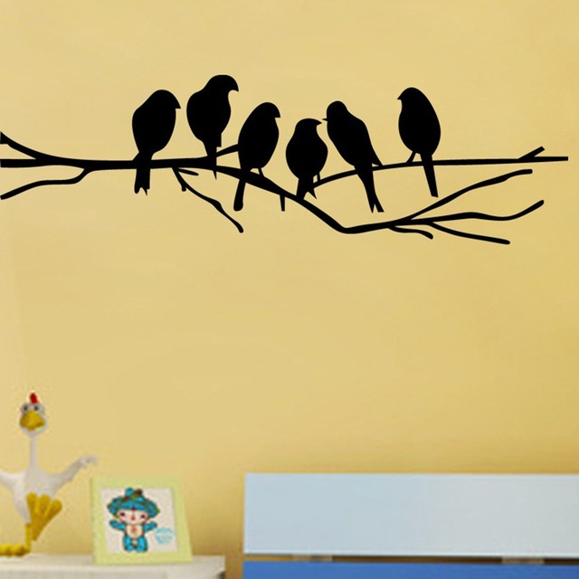 Naklejka ścienno-dekoracyjna: Czarne białe ptaki na drzewie - Wianko - 1