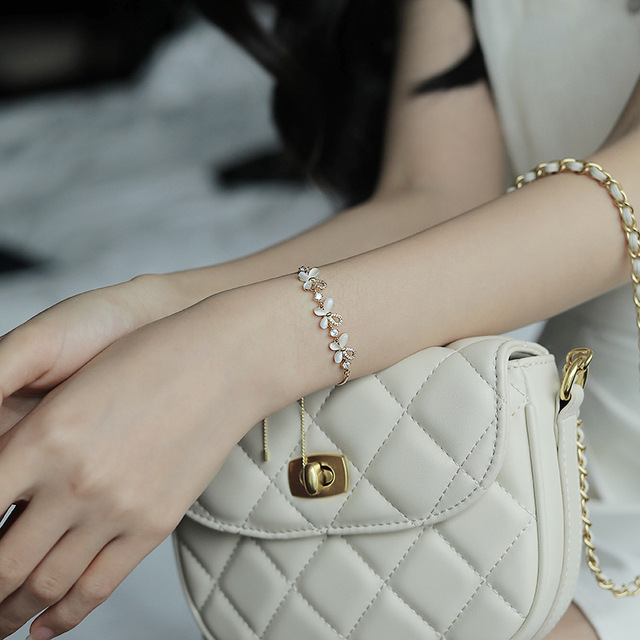 Elegancka, koreańska bransoletka z pereł dla kobiet - regulowana, złotego koloru - Wianko - 20