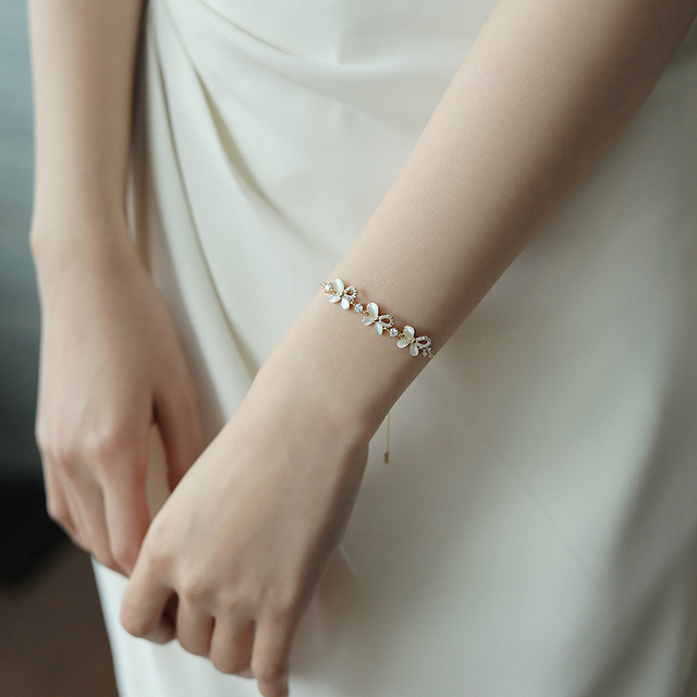 Elegancka, koreańska bransoletka z pereł dla kobiet - regulowana, złotego koloru - Wianko - 19