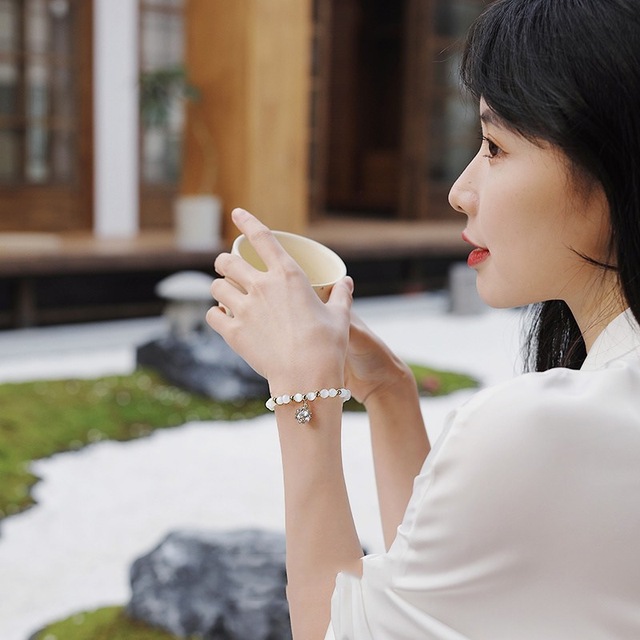 Elegancka, koreańska bransoletka z pereł dla kobiet - regulowana, złotego koloru - Wianko - 30