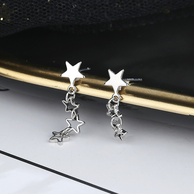 Kolczyki damskie w stylu koreańskim LIVVY, srebrny kolor, wykonane ręcznie, asymetryczne, małe, z gwiazdami i ozdobionym holowanym wzorem - Wianko - 12