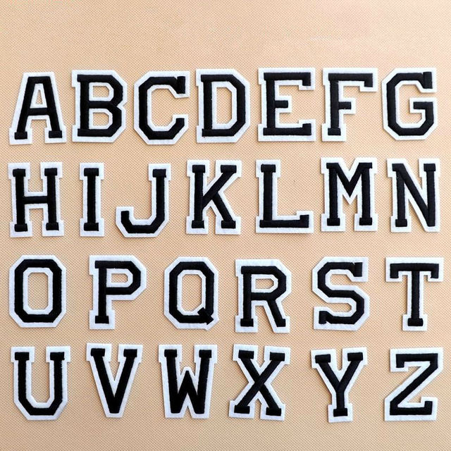 Partia 10 białych haftowanych łatek liter alfabetu do ubrań - Wianko - 2
